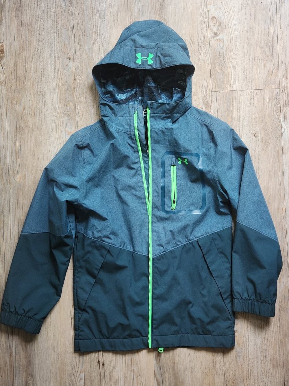 UnderArmour Loose Fit Cold Gear Youth Jacket - waterproof size M